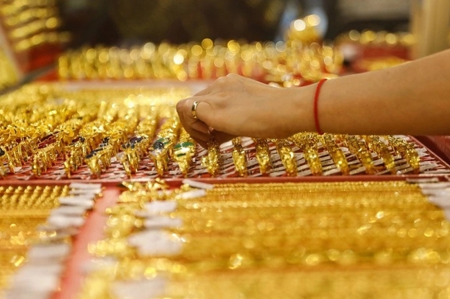 Giá vàng sáng 25/8 trở lại giao dịch trong vùng 67 triệu đồng/lượng - Ảnh 1.