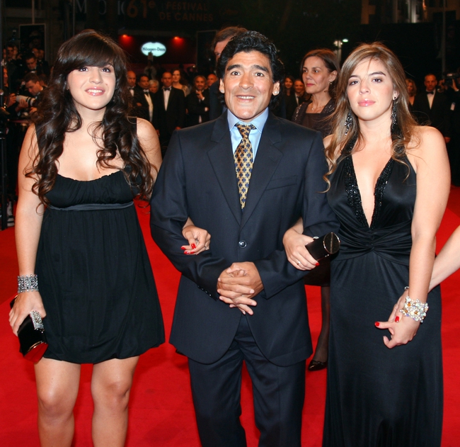 1.000 ngày từ khi Maradona qua đời: Con gái vẫn 'đi tìm công lý', tuyên bố điều bất ngờ về cái chết của bố - Ảnh 2.
