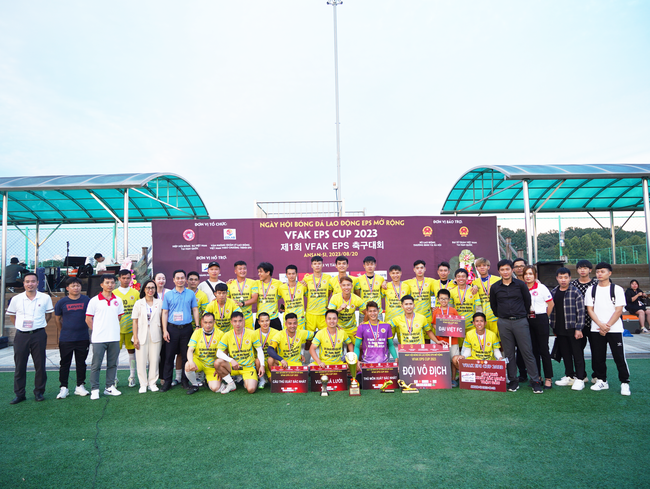 Đội bóng vô địch Đại Việt chụp ảnh lưu niệm cùng ban tổ chức