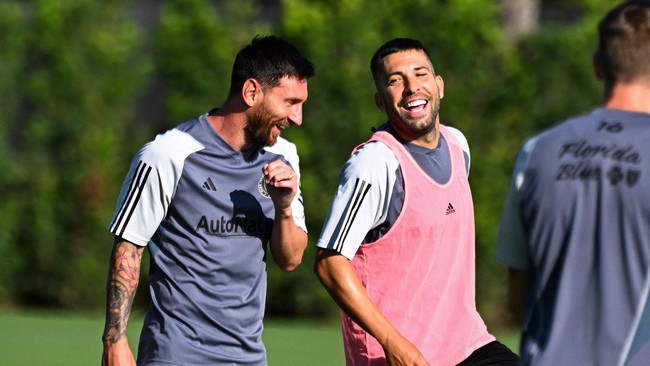 Cười 'lộn ruột' với khoảnh khắc vợ Messi suýt hôn trai lạ vì tưởng nhầm là chồng - Ảnh 4.