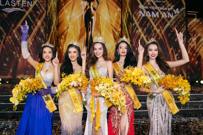 Tân Miss Grand Vietnam 2023 từng được mẹ định bán nhà để đi thi hoa hậu   - Ảnh 1.