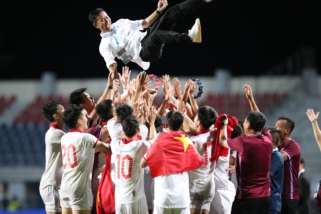 Cầu thủ U23 Việt Nam tôn vinh HLV Hoàng Anh Tuấn sau chức vô địch Đông Nam Á 2023. Ảnh: Song Ngọc