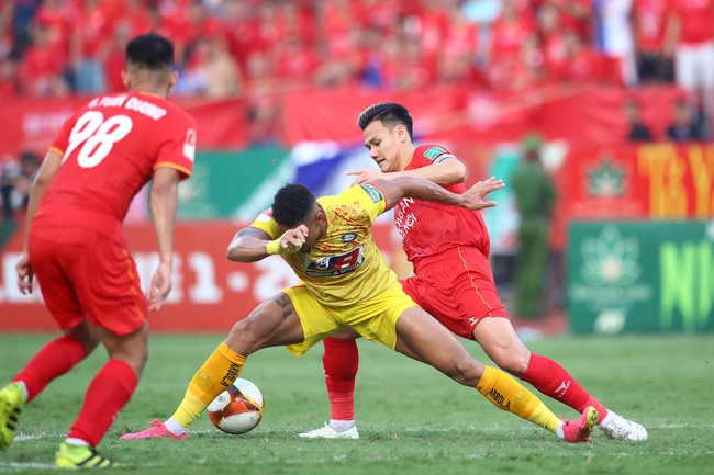 Hồ Tấn Tài bật khóc sau khi cùng CAHN vô địch V-League 2023 - Ảnh 2.