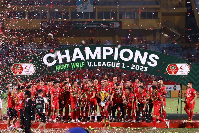 Hồ Tấn Tài bật khóc sau khi cùng CAHN vô địch V-League 2023 - Ảnh 3.