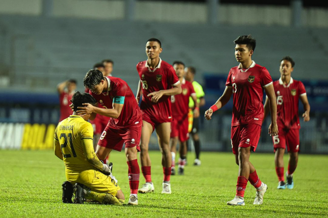 Thủ môn U23 Indonesia xin lỗi vì đá hỏng luân lưu khiến đội nhà mất chức vô địch vào tay Việt Nam - Ảnh 2.