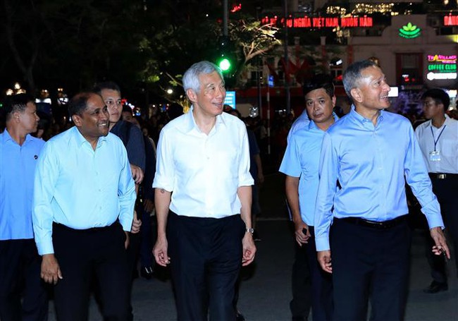 Thủ tướng Singapore thưởng thức ẩm thực, đi dạo phố đi bộ Hồ Hoàn Kiếm - Ảnh 5.