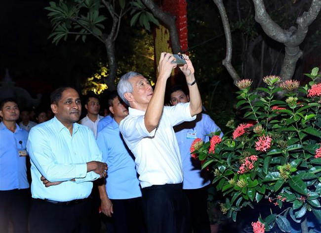Thủ tướng Singapore thưởng thức ẩm thực, đi dạo phố đi bộ Hồ Hoàn Kiếm - Ảnh 3.