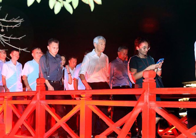 Thủ tướng Singapore thưởng thức ẩm thực, đi dạo phố đi bộ Hồ Hoàn Kiếm - Ảnh 2.