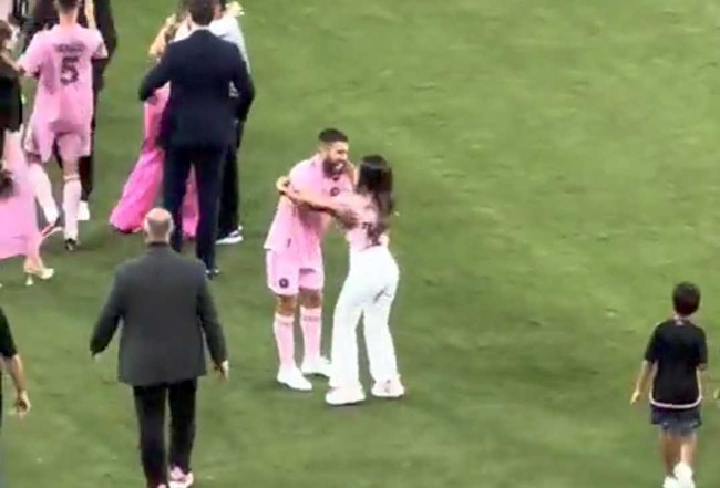 Cười 'lộn ruột' với khoảnh khắc vợ Messi suýt hôn trai lạ vì tưởng nhầm là chồng - Ảnh 3.