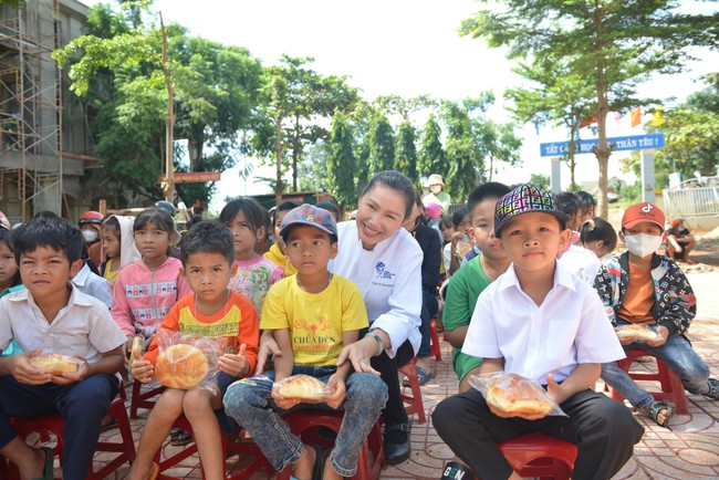 &quot;Cùng em tới trường&quot; đến với huyện biên giới Đắk Mil - Ảnh 2.