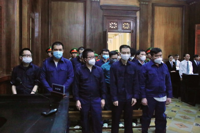 Xét xử 13 cựu cán bộ Công an phường Phú Thọ Hòa, Thành phố Hồ Chí Minh - Ảnh 2.