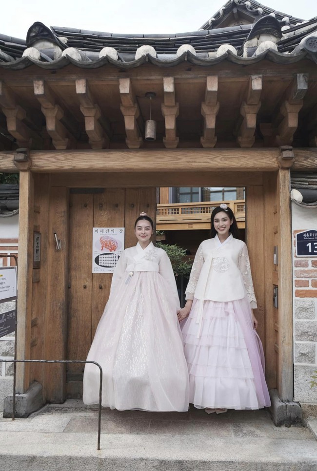 Vừa lên báo Thái, mẫu ảnh 9X Chi Hoàng lại thân thiết Hoa hậu Đỗ Hà ở xứ Hàn - Ảnh 2.