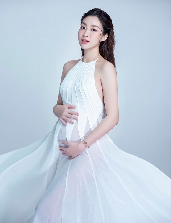 Hoa hậu Đỗ Mỹ Linh khoe ảnh bầu sau 2 tháng sinh con - Ảnh 1.