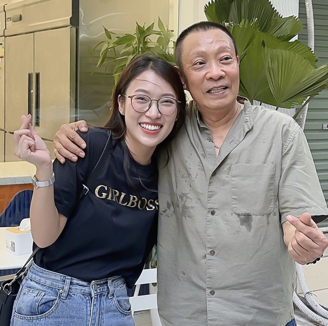 Sao Việt 29/8: Khánh Vy hội ngộ cùng nhà báo Lại Văn Sâm, Bình An khoe ảnh với dàn sao nam phim giờ vàng  - Ảnh 1.