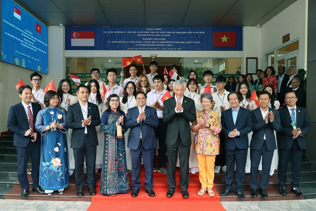 Thủ tướng Phạm Minh Chính và Thủ tướng Lý Hiển Long gặp gỡ sinh viên Đại học Quốc gia Hà Nội - Ảnh 3.