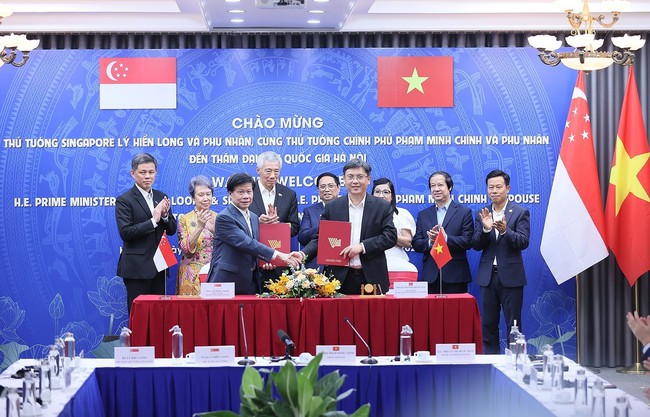 Thủ tướng Phạm Minh Chính và Thủ tướng Lý Hiển Long gặp gỡ sinh viên Đại học Quốc gia Hà Nội - Ảnh 3.