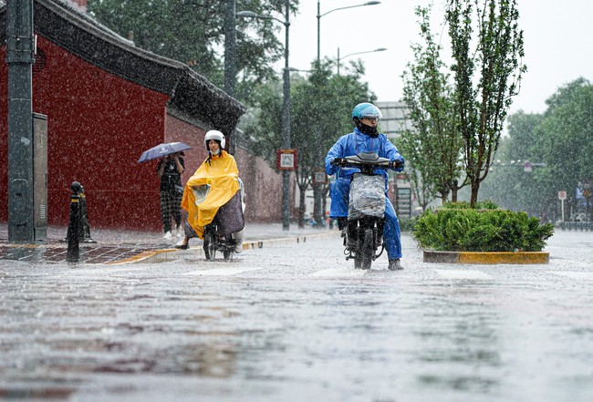 Bắc Kinh (Trung Quốc) ghi nhận lượng mưa kỷ lục trong vòng 140 năm - Ảnh 1.