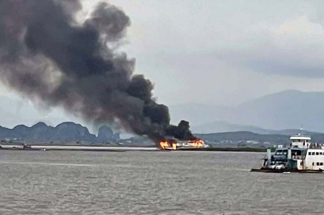 Hải Phòng: Cháy tàu du lịch, 6 người thoát nạn - Ảnh 1.