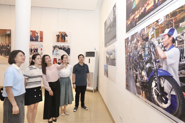 Khai mạc Triển lãm ảnh 'Việt Nam - Nhật Bản: Hướng tới tương lai, vươn tầm thế giới' - Ảnh 11.