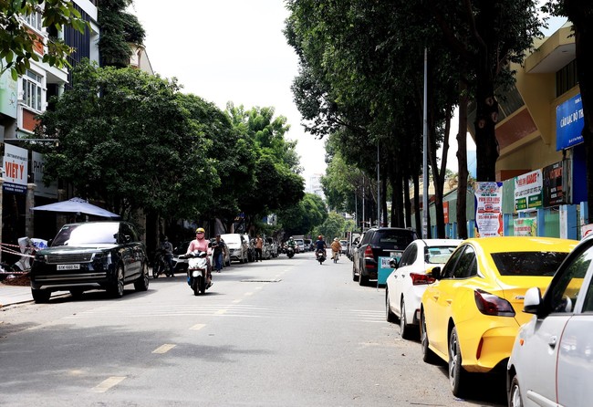 TP. Hồ Chí Minh dự kiến thu phí sử dụng vỉa hè, lòng đường từ tháng 9/2023 - Ảnh 1.