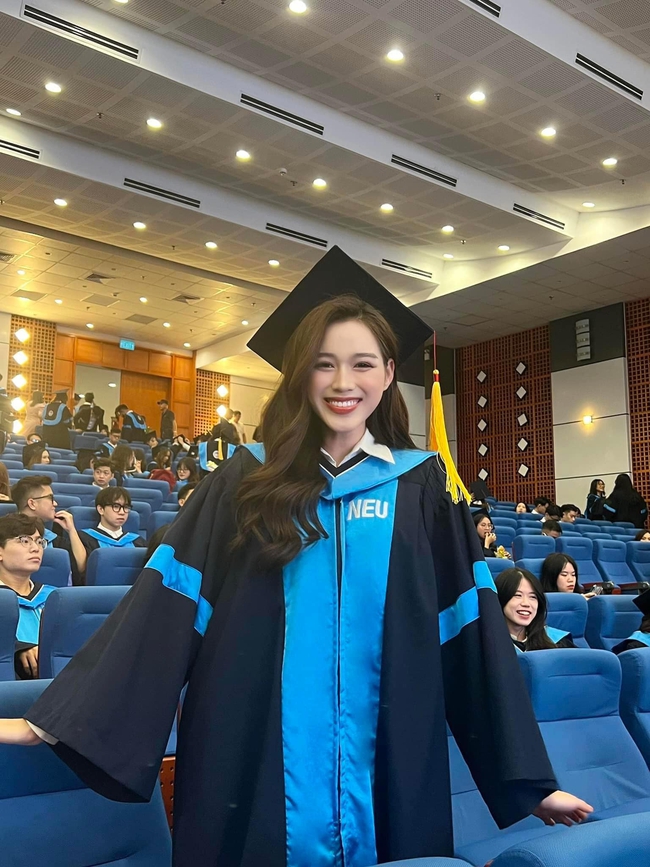 Nhan sắc ngày tốt nghiệp của Hoa hậu Đỗ Thị Hà gây 'choáng' - Ảnh 1.