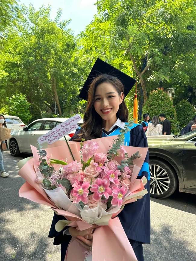 Nhan sắc ngày tốt nghiệp của Hoa hậu Đỗ Thị Hà gây 'choáng' - Ảnh 2.