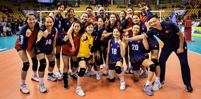 Phạm Thị Hiền (số 18) cùng đồng đội chụp ảnh ăn mừng chiến thắng 3-2 trước Hàn Quốc ở giải vô địch bóng chuyền nữ Châu Á 2023