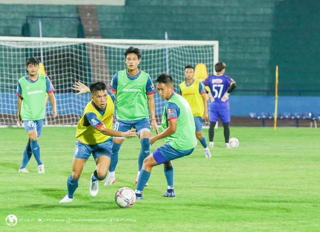 U23 Việt Nam chào đón Việt kiều, tăng tốc chuẩn bị cho vòng loại U23 châu Á - Ảnh 2.