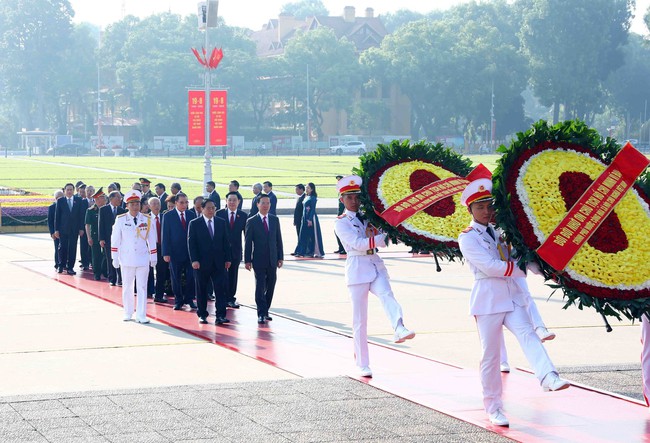 Quốc khánh 2/9: Lãnh đạo Đảng, Nhà nước vào Lăng viếng Chủ tịch Hồ Chí Minh - Ảnh 1.