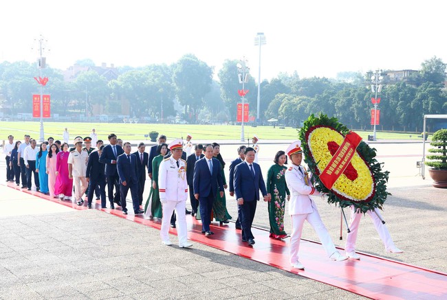 Quốc khánh 2/9: Lãnh đạo Đảng, Nhà nước vào Lăng viếng Chủ tịch Hồ Chí Minh - Ảnh 4.