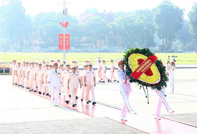 Quốc khánh 2/9: Lãnh đạo Đảng, Nhà nước vào Lăng viếng Chủ tịch Hồ Chí Minh - Ảnh 8.