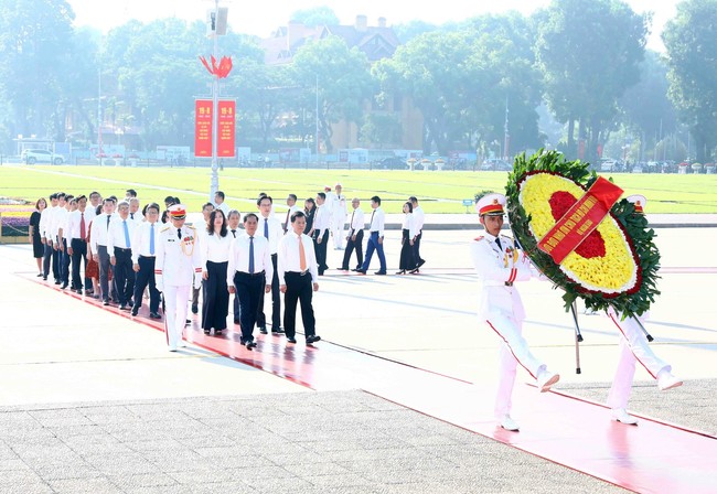 Quốc khánh 2/9: Lãnh đạo Đảng, Nhà nước vào Lăng viếng Chủ tịch Hồ Chí Minh - Ảnh 10.