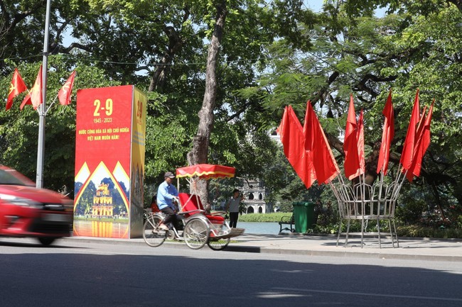 Hà Nội rực rỡ cờ hoa chào mừng Quốc khánh 2/9 - Ảnh 4.