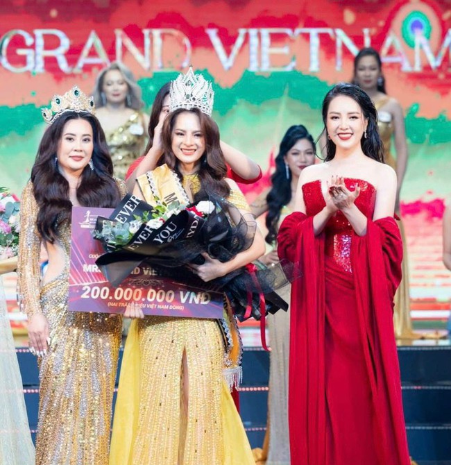 Đoàn Thị Thu Hằng đăng quang Hoa hậu Mrs Grand Vietnam 2023 - Ảnh 1.