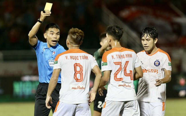 Trọng tài ngoại từng thổi 11m gây tranh cãi bắt chính trận derby CAHN vs Hà Nội FC - Ảnh 2.