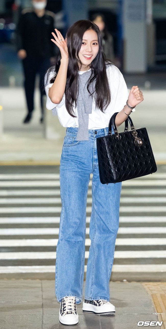 Style đơn giản vẫn sang của Jisoo (BLACKPINK): Diện quần jeans áo thun vẫn đẹp hút mắt - Ảnh 12.