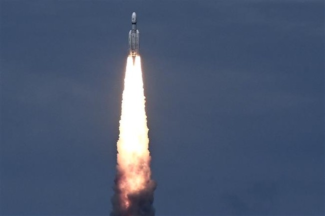 Ấn Độ đưa thành công tàu Chandrayaan-3 vào quỹ đạo Mặt Trăng - Ảnh 1.