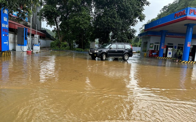 Mưa lớn gây ngập cục bộ nhiều tuyến phố ở Lào Cai  - Ảnh 1.