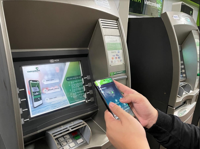 Từ nay có thể rút tiền liên ngân hàng trên ATM bằng mã QR - Ảnh 1.