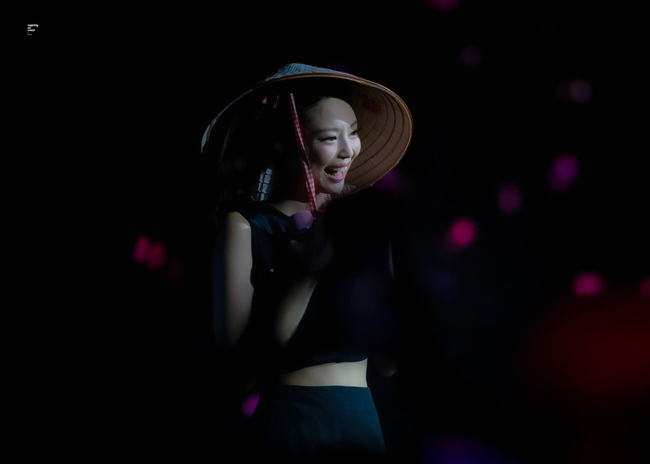 Fan Việt của Jennie (BLACKPINK) phát quà khắp phố dịp 7 năm debut - Ảnh 1.