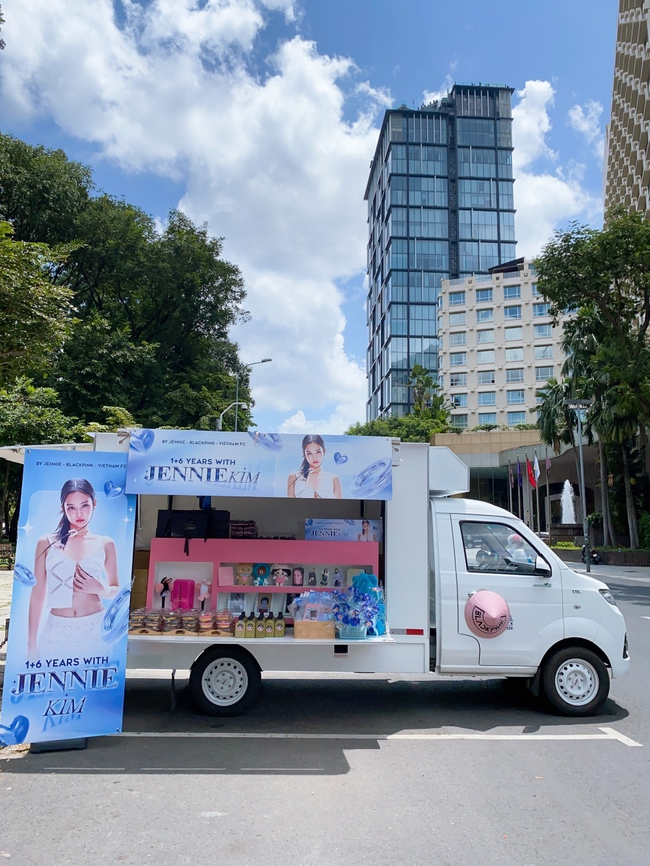 Fan Việt của Jennie (BLACKPINK) phát quà khắp phố dịp 7 năm debut - Ảnh 2.