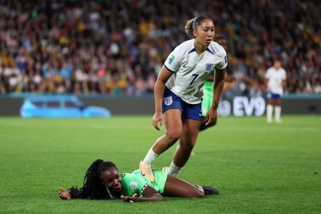 Em gái sao Chelsea nguy cơ bị cấm cả giải World Cup nữ vì hành vi giẫm lên người đối thủ - Ảnh 2.