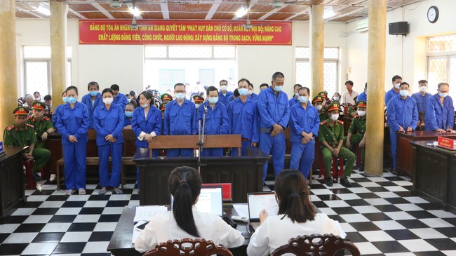 Xét xử 'trùm buôn lậu' Nguyễn Thị Kim Hạnh cùng 24 đồng phạm - Ảnh 2.
