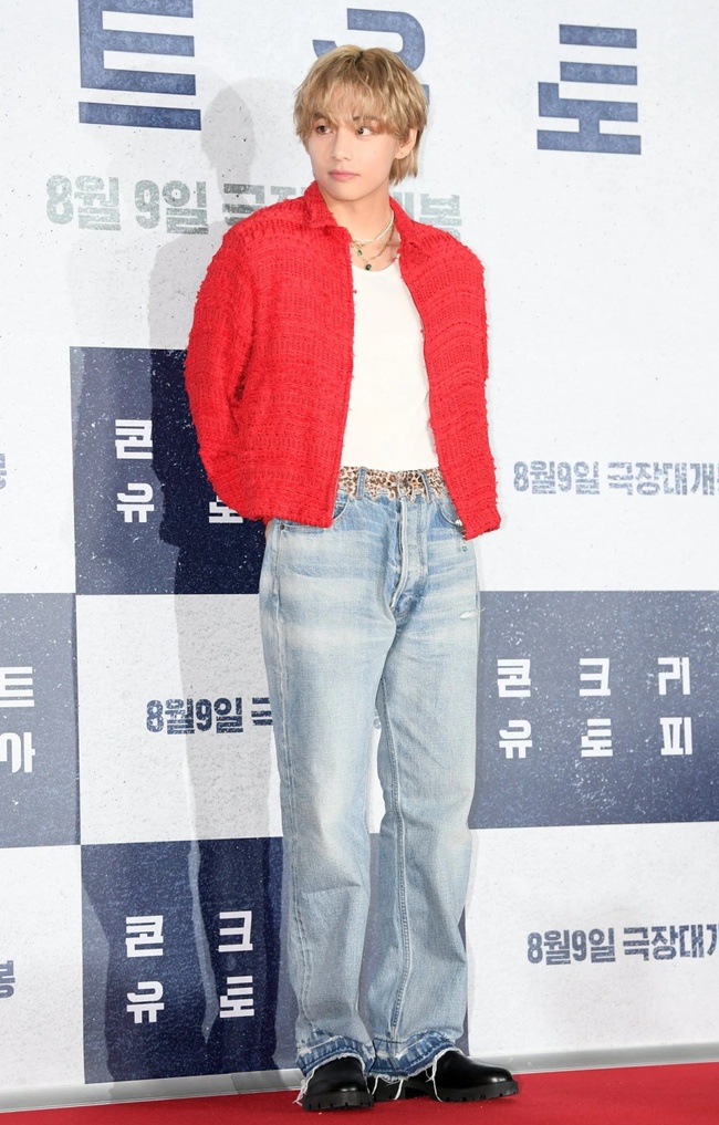 V BTS lại 'đốn tim' fan với visual sáng rực tại buổi chiếu VIP phim 'Concrete Utopia' của Park Seo Joon - Ảnh 1.