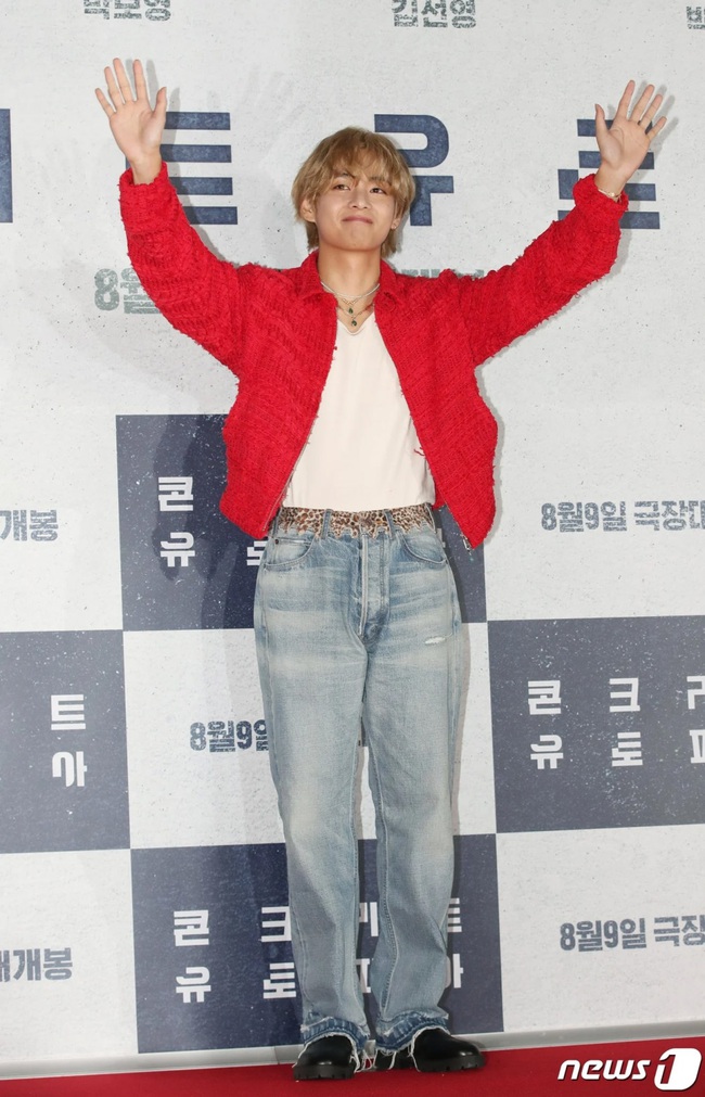 V BTS lại 'đốn tim' fan với visual sáng rực tại buổi chiếu VIP phim 'Concrete Utopia' của Park Seo Joon - Ảnh 2.
