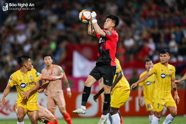 Các thủ môn Nghệ An thống trị V League và hạng Nhất, lập kỷ lục vô tiền khoáng hậu - Ảnh 5.