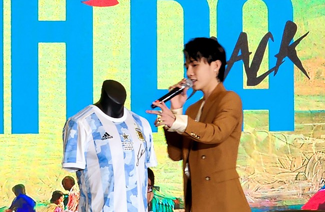 Thực hư lý do Messi xuất hiện trong clip nhạc 60 tỷ của ca sỹ Việt Nam - Ảnh 3.