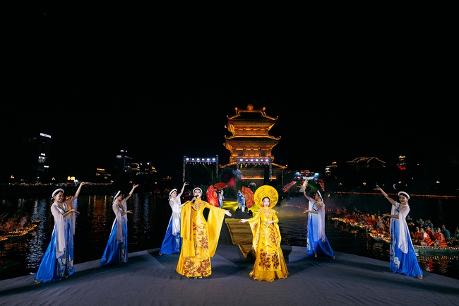 Dàn Hoa, Á hậu hội tụ tại show thời trang 'Tinh hoa cố đô' của NTK Thạch Linh tại Ninh Bình - Ảnh 4.