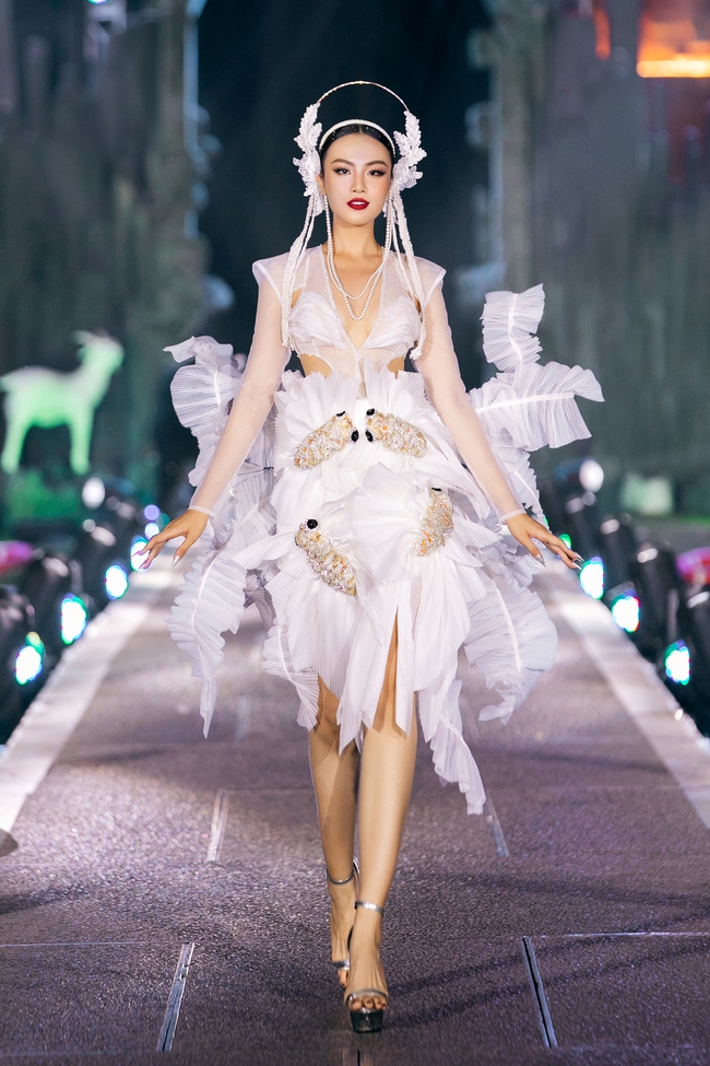 Dàn Hoa, Á hậu hội tụ tại show thời trang 'Tinh hoa cố đô' của NTK Thạch Linh tại Ninh Bình - Ảnh 14.
