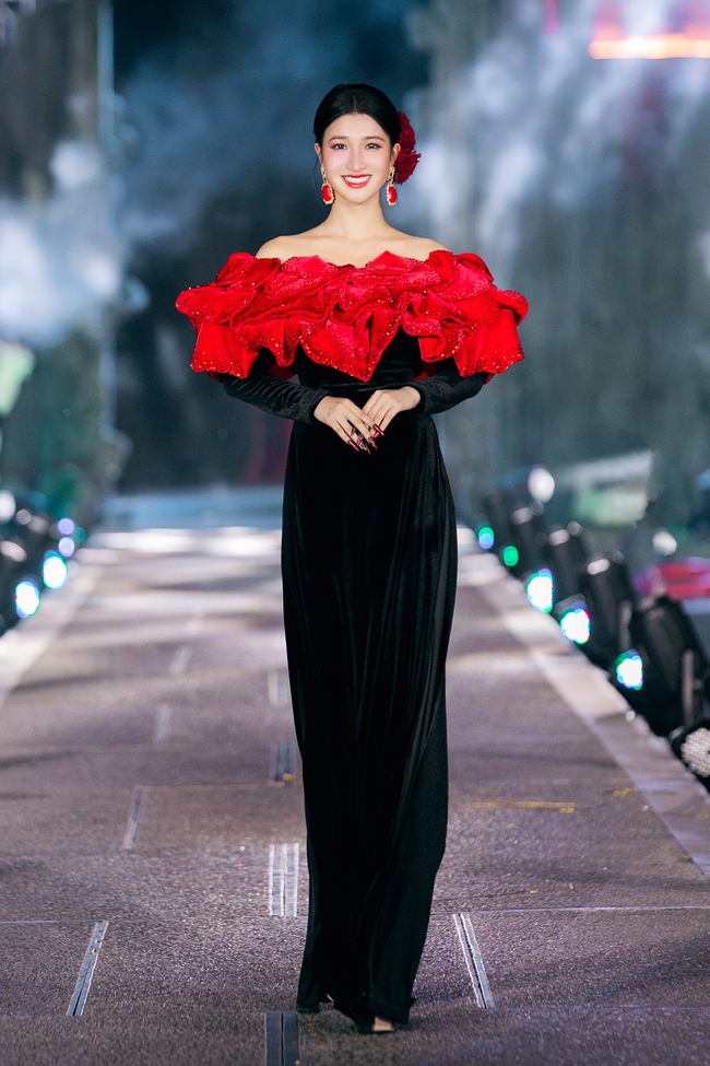 Dàn Hoa, Á hậu hội tụ tại show thời trang 'Tinh hoa cố đô' của NTK Thạch Linh tại Ninh Bình - Ảnh 16.